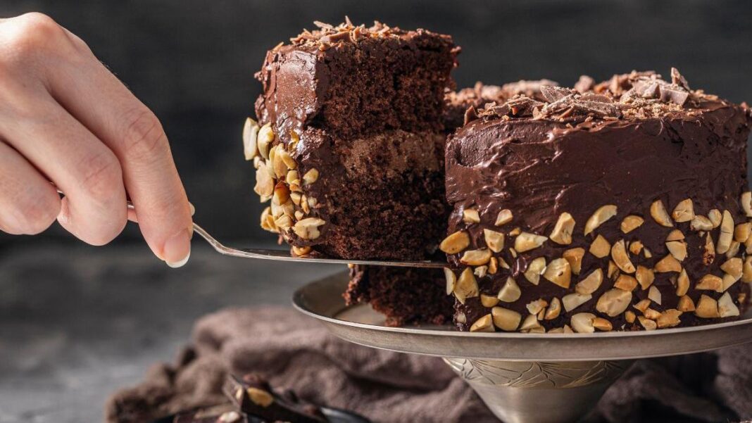 adios-al-horno:-la-tarta-de-chocolate-de-la-abuela-que-puedes-preparar-sin-electrodomestico