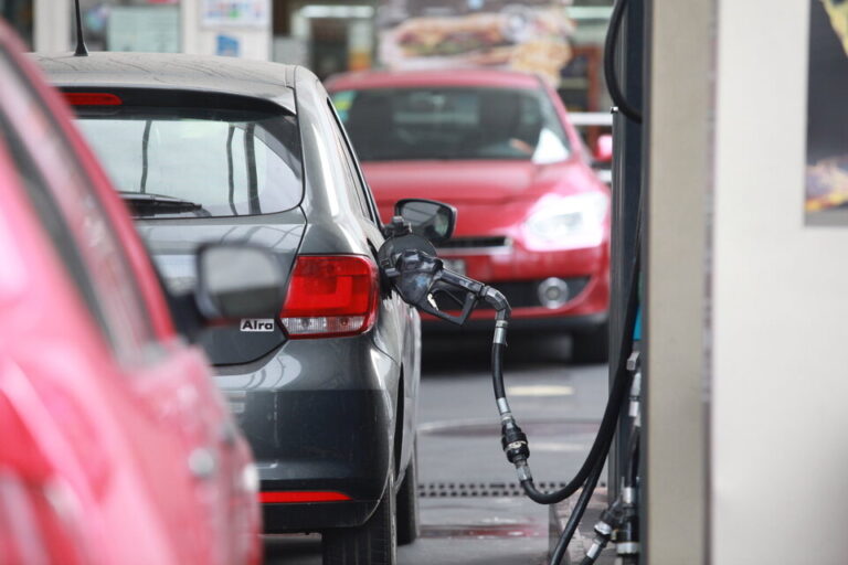 El Gobierno postergó el aumento del impuesto a los combustibles