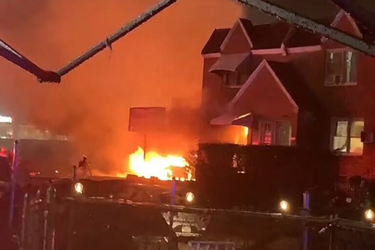 Una avioneta se estrelló en Philadelphia y provocó una explosión que incendió varias casas