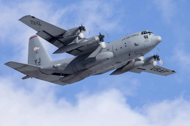 México rechaza aterrizaje de avión militar estadounidense con deportados