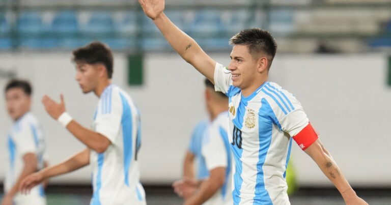 Video: los dos goles de Echeverri ante Uruguay
