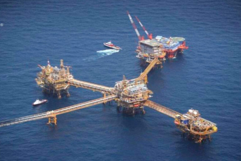 Cierra Pemex 17 de sus 36 plataformas en el Golfo de México. Producción en picada.