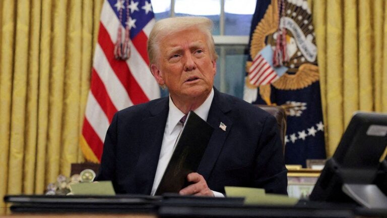 Donald Trump amenaza con aranceles del 100% a los autos de Canadá y desata tensión comercial