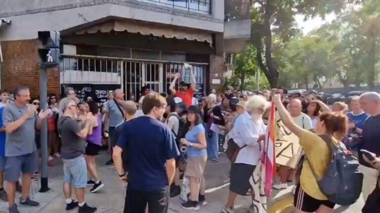 Cacerolazo en la puerta del acto de Karina Milei en Villa Urquiza