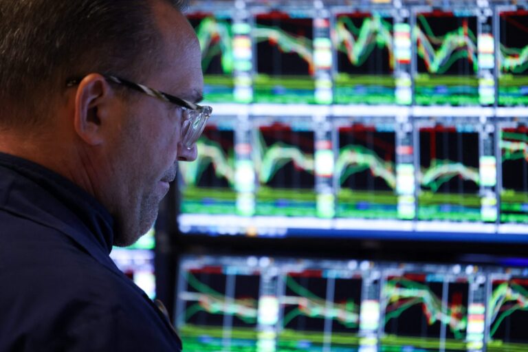 Trump anuncia aranceles de hasta 50% para Canadá y frena la recuperación de Wall Street: las acciones caen por segundo día