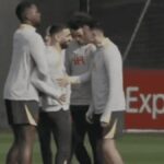 610607-dos-futbolistas-del-liverpool-se-cruzaron-fuerte-en-la-practica-los-separaron