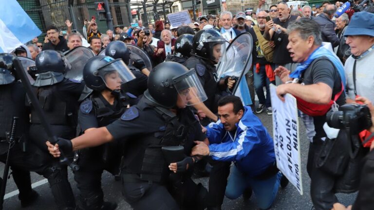 Represión en el Congreso: destrozos y al menos 14 detenidos en la marcha de jubilados e hinchas