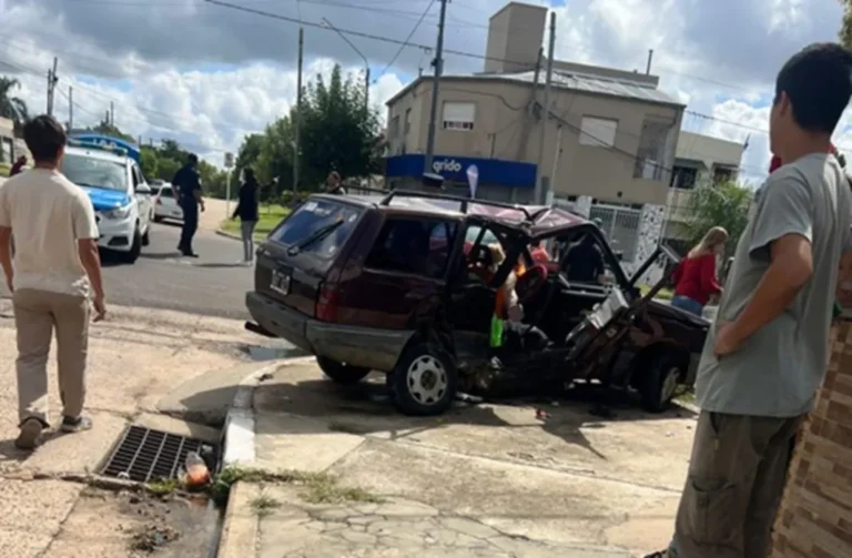 Dos hermanos heridos tras violento choque en Avda San Lorenzo y Colón esta mañana.