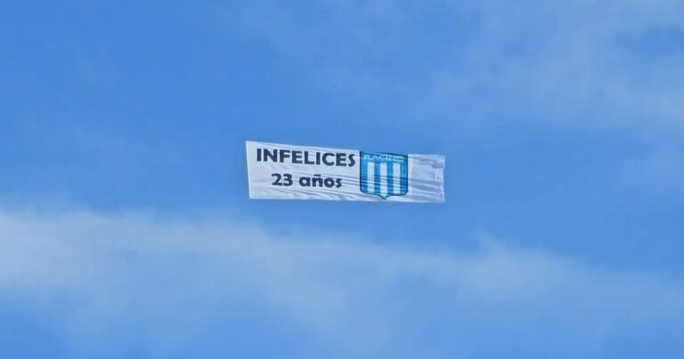 La cargada de Racing a Independiente: una avioneta sobrevoló la cancha con un particular mensaje