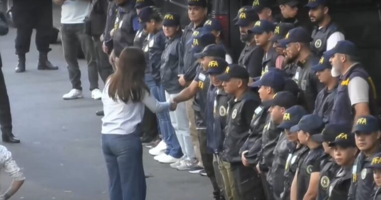 Victoria Villarruel salió a saludar a los policías frente al Congreso tras la aprobación del DNU