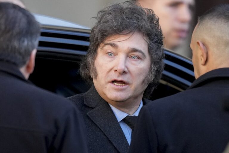 Milei se sacó por una crítica de Adepa y suspendió la venta de Telefónica a Clarín