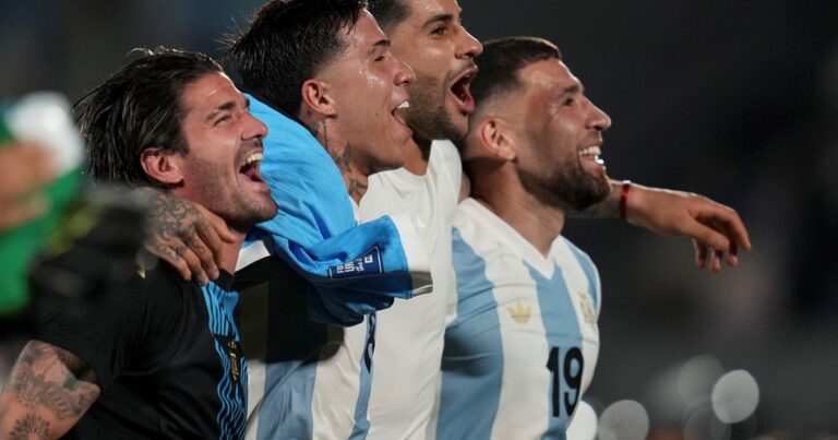 El especial festejo de los jugadores con los hinchas en el Centenario