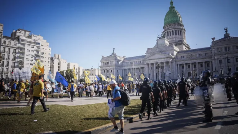Hay confrontación entre manifestantes y la Gendarmería Nacional en la marcha de los jubilados.