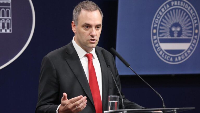 Le piden la renuncia a Manuel Adorni tras anunciar su candidatura en la Ciudad