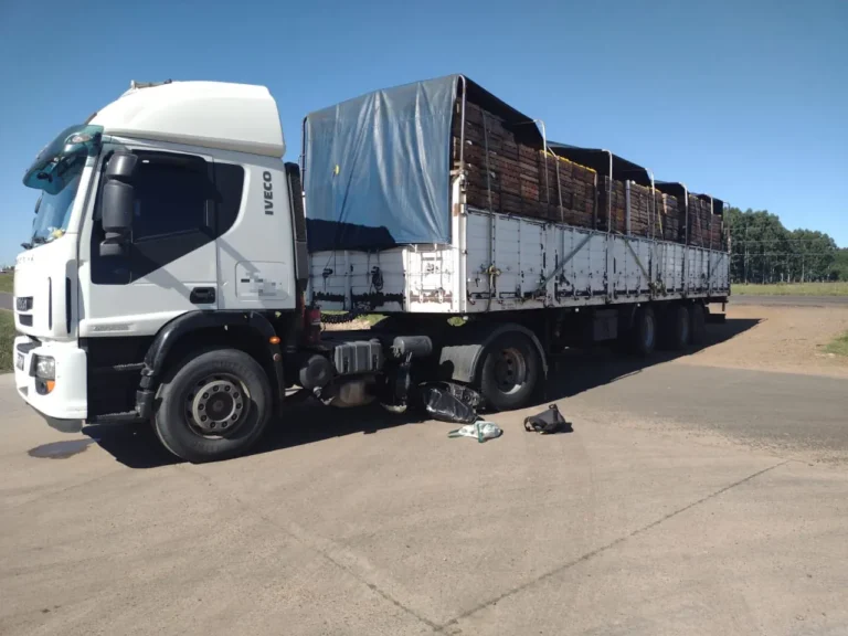 Dos motociclistas heridos tras chocar con un camión en la colectora de la Autovía km. 248.
