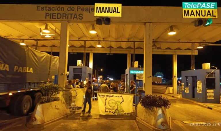 Los trabajadores del peaje iniciaron un paro por tiempo indeterminado y levantaron las barreras