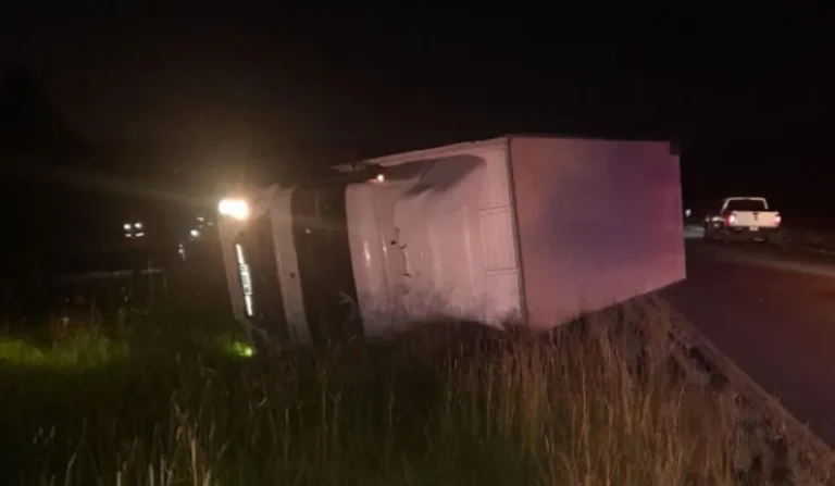 Volcó en la Autovía un camión de Chajarí por causas que se desconocen.