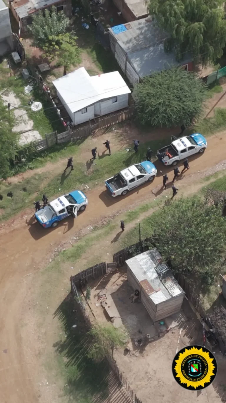 Buscaban una manguera nivel de albañil y encontraron dosis de cocaína listas para la venta.