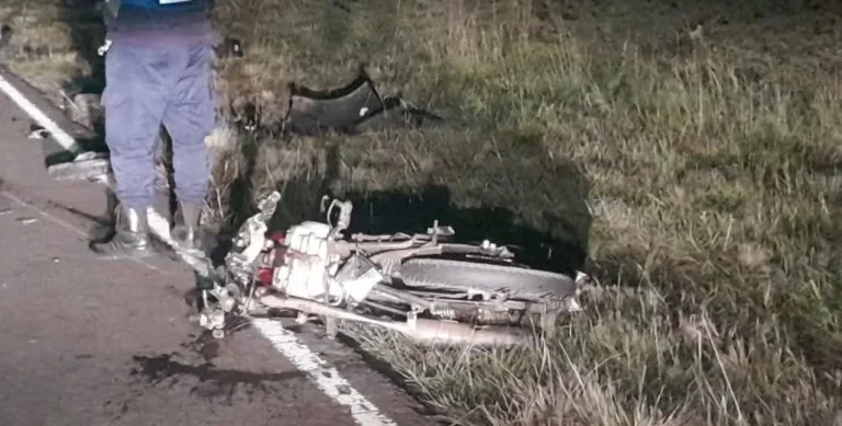 Accidente fatal en la ruta 2 cerca de Los Conquistadores: un joven motociclista es la víctima