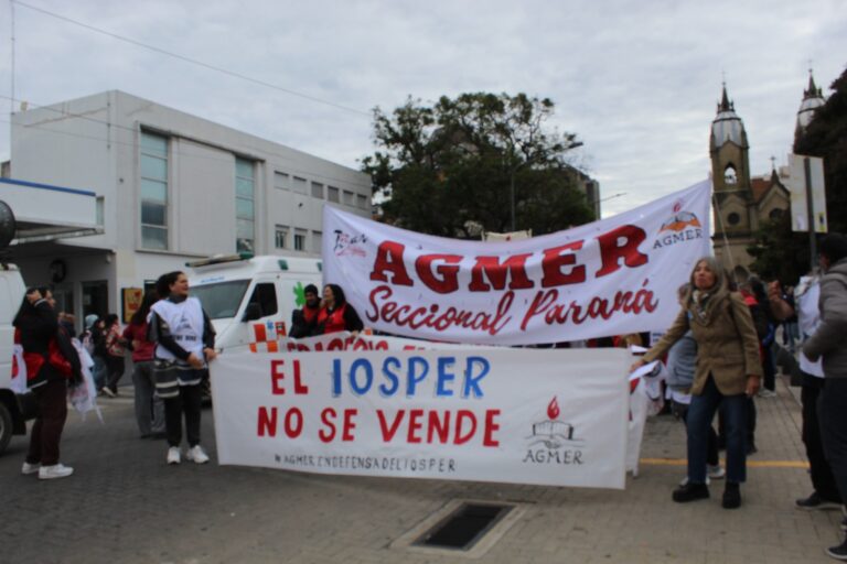 Los docentes de Paraná inician acampe por el Iosper