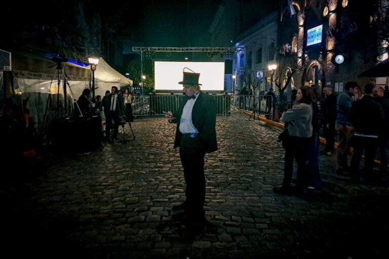 Pase de facturas en el búnker del PRO contra el consultor catalán y el Tuta Torres