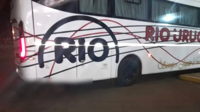 Horror y misterio en Corrientes: un micro llegó a una terminal arrastrando un cadáver