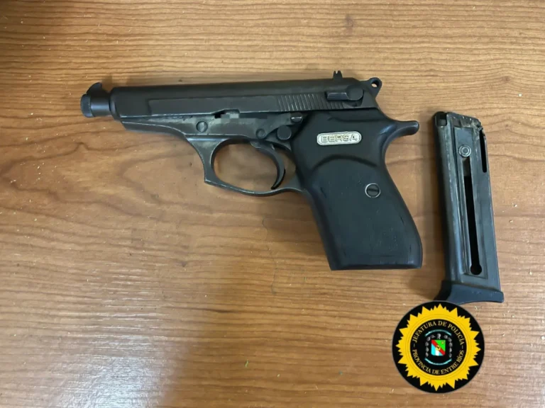 Huyó de la Policía y en la disparada descartó una pistola semiautomática BERSA calibre 22.