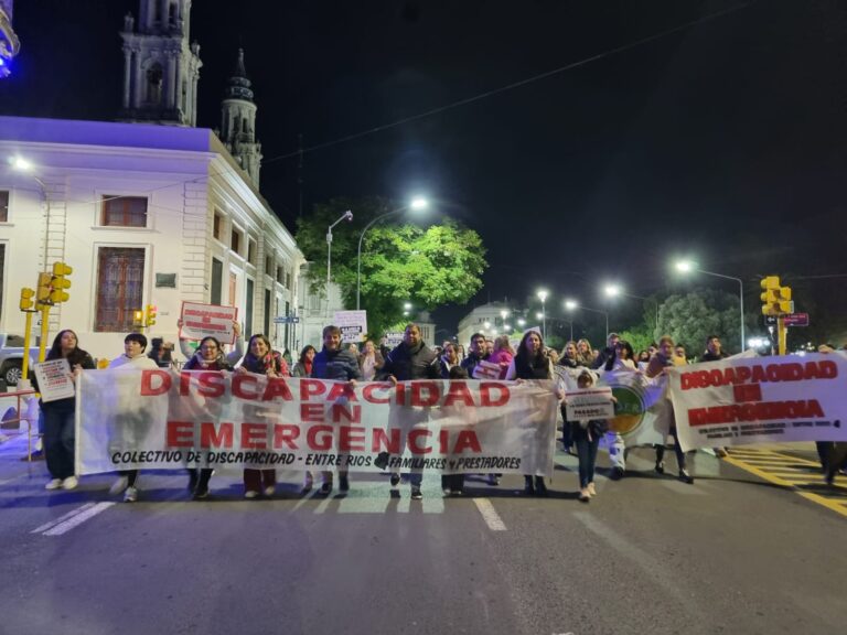 Discapacidad: fuerte reclamo en una movilización que llegó a Casa de Gobierno