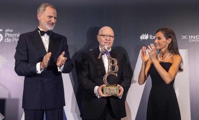 Jorge Fernández Díaz recibió el premio De Cavia de manos de los reyes de España