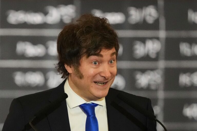 Entre risas, Milei dijo que vetará el aumento a los jubilados