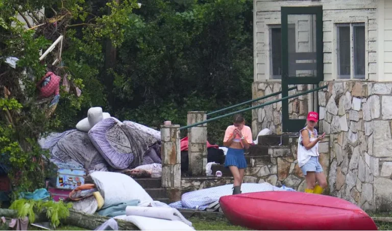 Más de un centenar de muertos a causa de las inundaciones en Texas