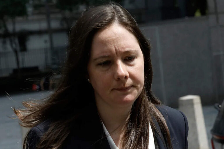 El Departamento de Justicia despidió a la hija del exdirector del FBI James Comey