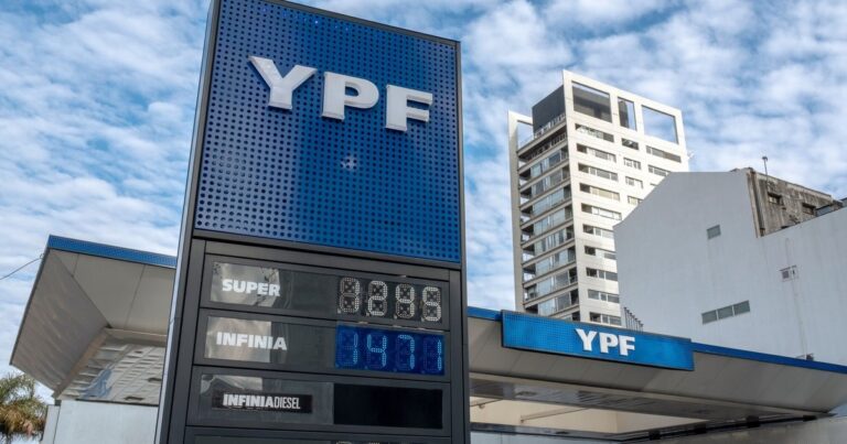 Desde esta medianoche, YPF sube el precio de la nafta y el gasoil en todo el país