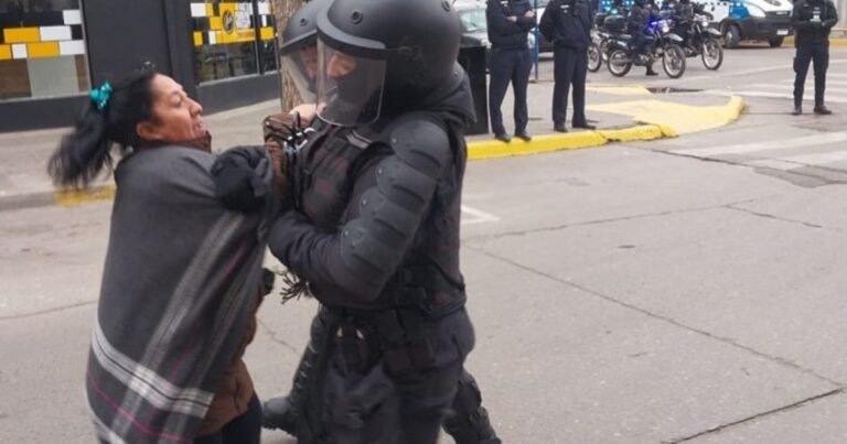 Tensión en la casa de Gobierno de Neuquén: desalojaron una protesta mapuche y detuvieron a 17 manifestantes