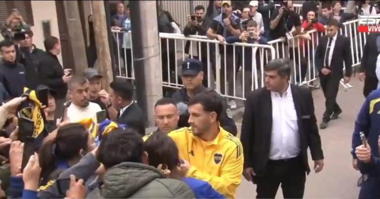 Locura por Paredes en la llegada de Boca a Santiago del Estero