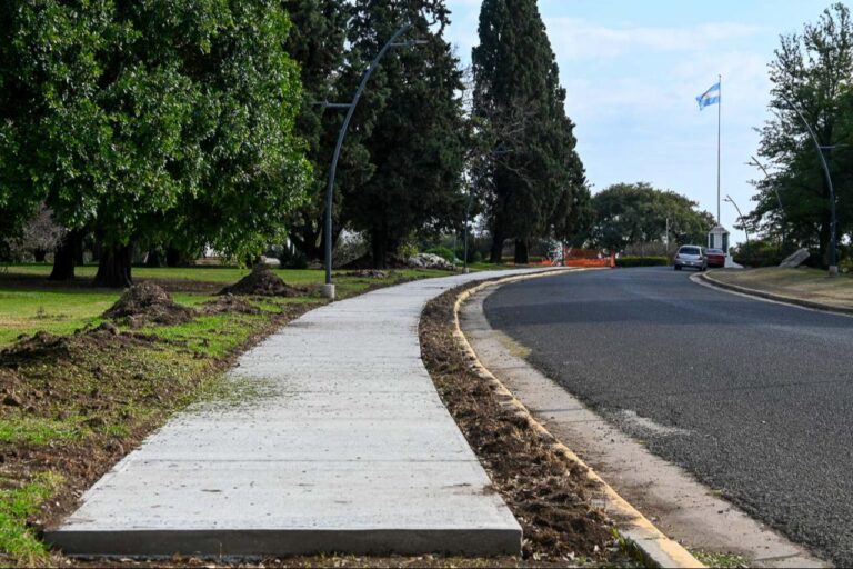 La Municipalidad avanza con la recomposición de veredas en la zona de El Rosedal del Parque Urquiza