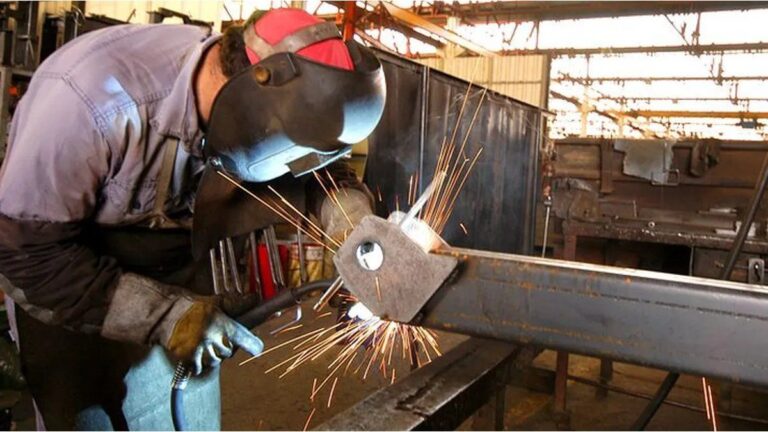 Tras la fuerte volatilidad de tasas, economistas advierten por un retroceso en la actividad de julio