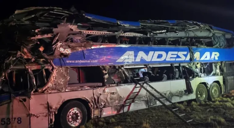 Choque fatal en Santa Cruz entre un micro y un camión: hay cuatro muertos y 20 heridos