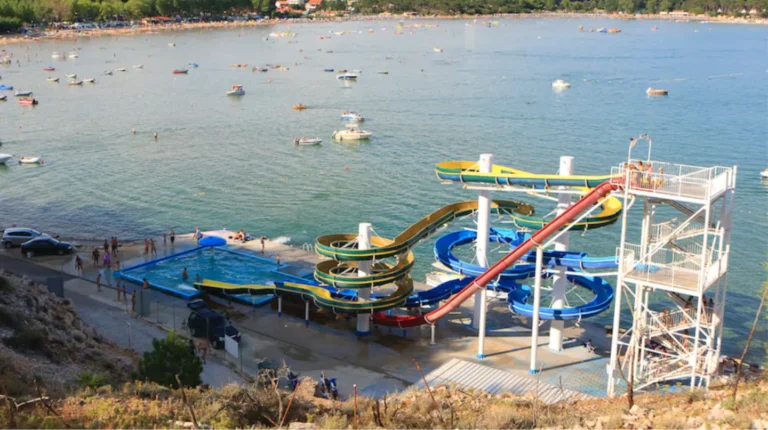 Una beba murió tras resbalarse de los brazos de su papá en un tobogán y caer desde tres metros de altura