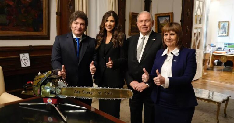 Viajar sin visa. El acuerdo entre Noem y Milei