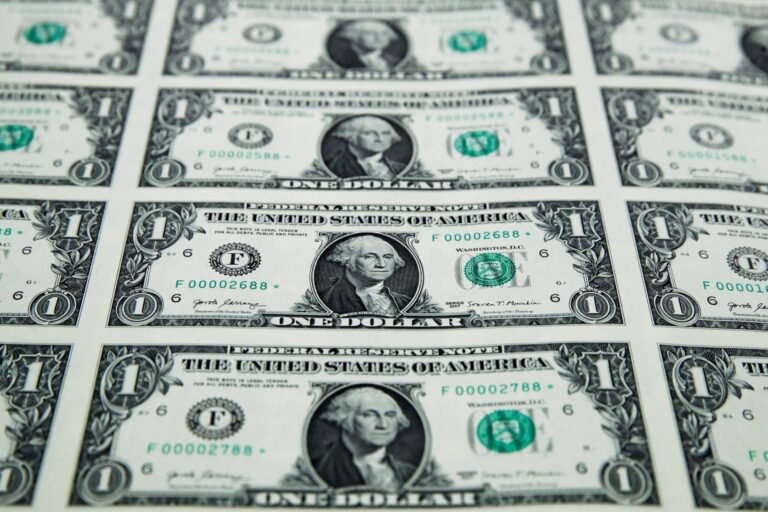 Dólar: pese a las medidas del Gobierno, las cotizaciones suben y se ubican por encima de $1300