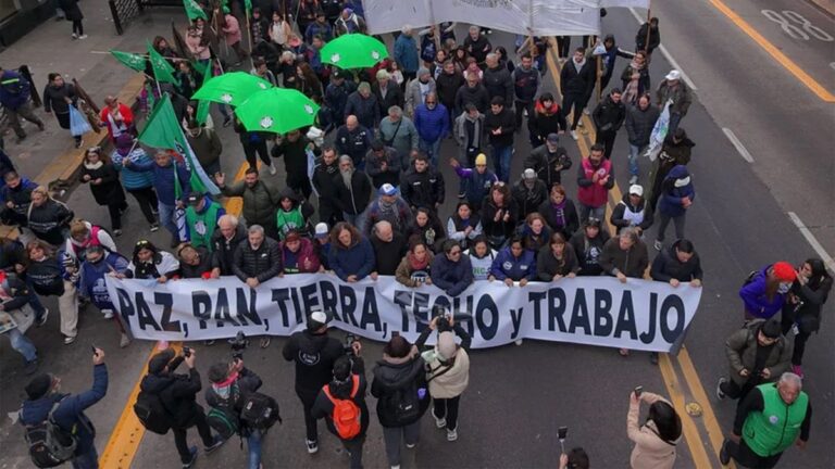 Masiva marcha por San Cayetano: «No podemos resignarnos a ver cómo crece la desigualdad»