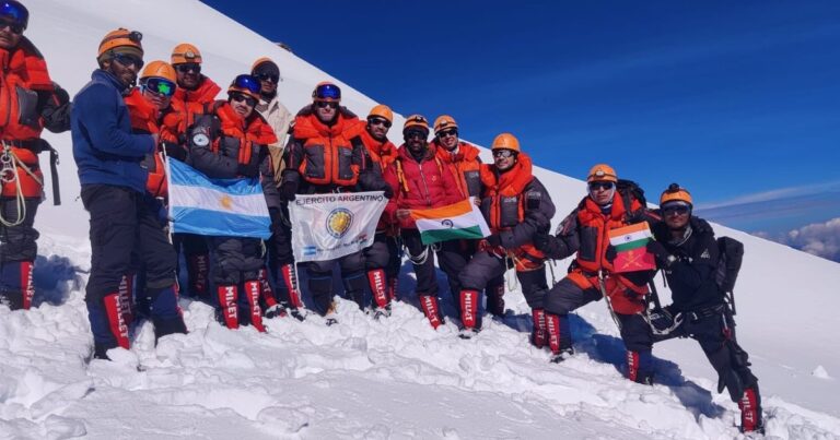 Se conocieron las primeras fotos y videos de los soldados argentinos haciendo cumbre en el Monte Kun en la expedición Himalaya