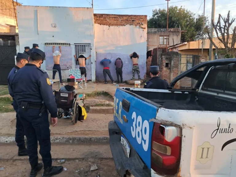 Buscaban un celular robado y encontraron, en múltiples allanamientos, drogas.