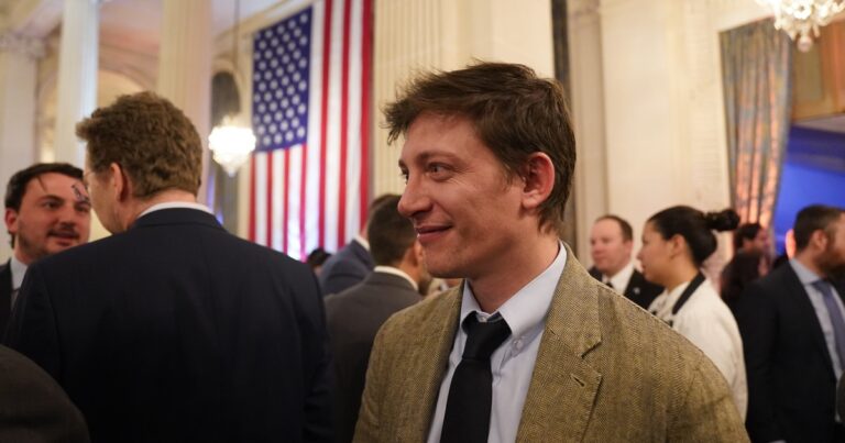 La UIF denunció ante la Justicia la filtración de información confidencial sobre una empresa que tiene a Santiago Caputo como único empleado