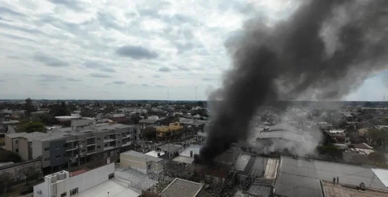 Una chispa desató un voraz incendio en pleno centro de Chajarí
