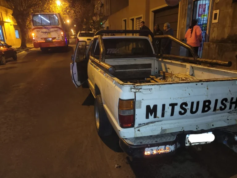 El choque de un colectivo contra una camioneta estacionada le costó un dedo al conductor.