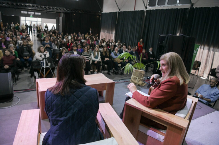 Abordan redes comunitaria en un congreso