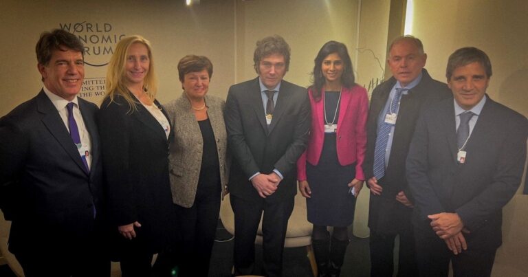 Riesgo país arriba de 800: vuelve al mismo nivel que tenía antes de salir del cepo y del acuerdo con el FMI