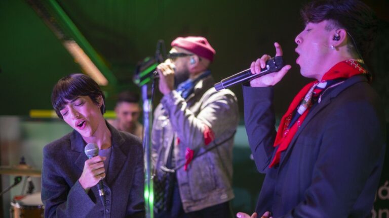 Rusherking y Zoe Gotusso sorprendieron en el subte con un show que convirtió la rutina en una fiesta